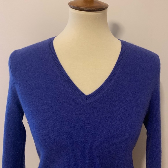 Lord & Taylor Sweaters - Lord&Taylor Cashmere V-Neck sweater